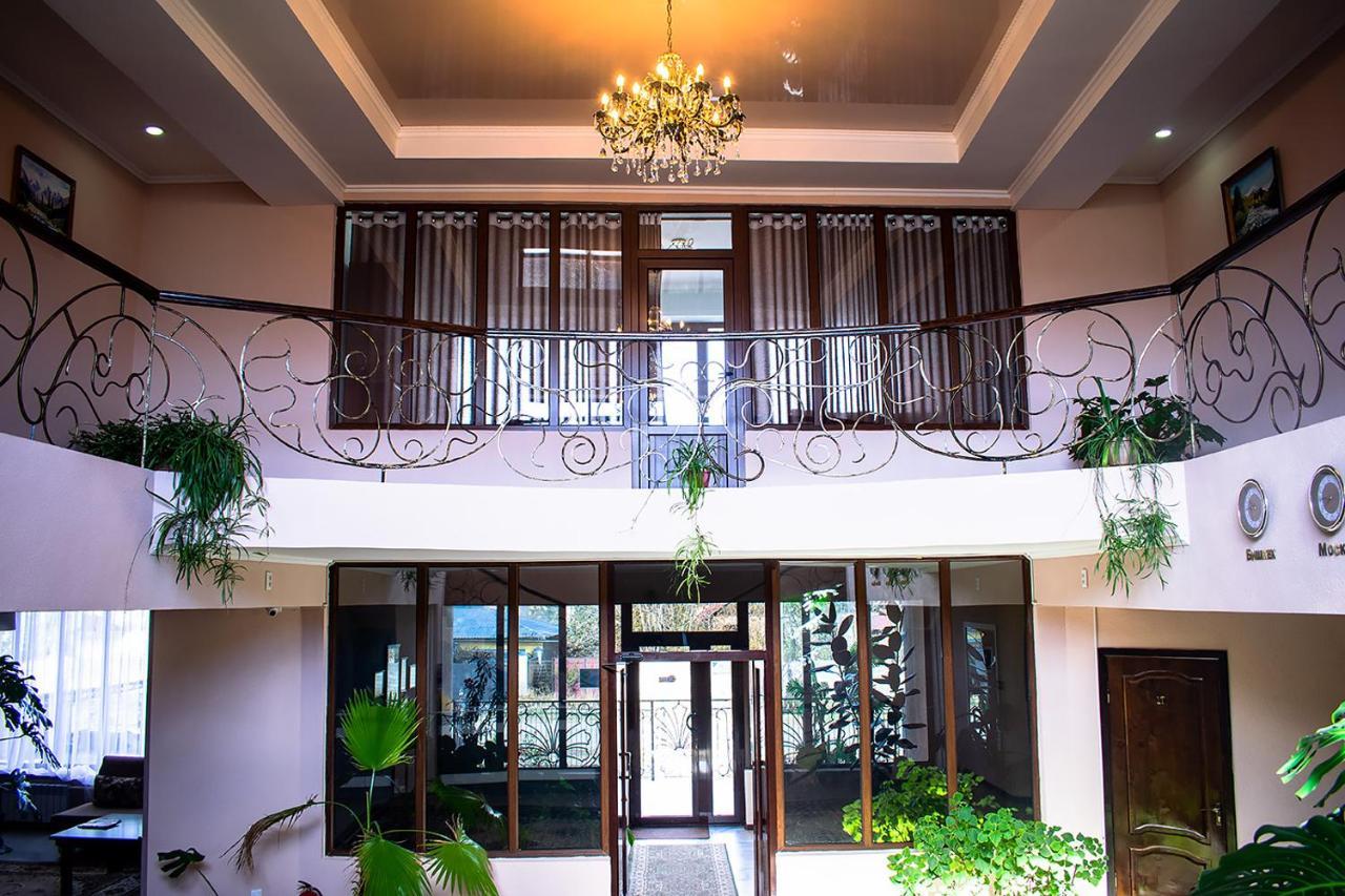 Hotel Akmaral Каракол Екстериор снимка
