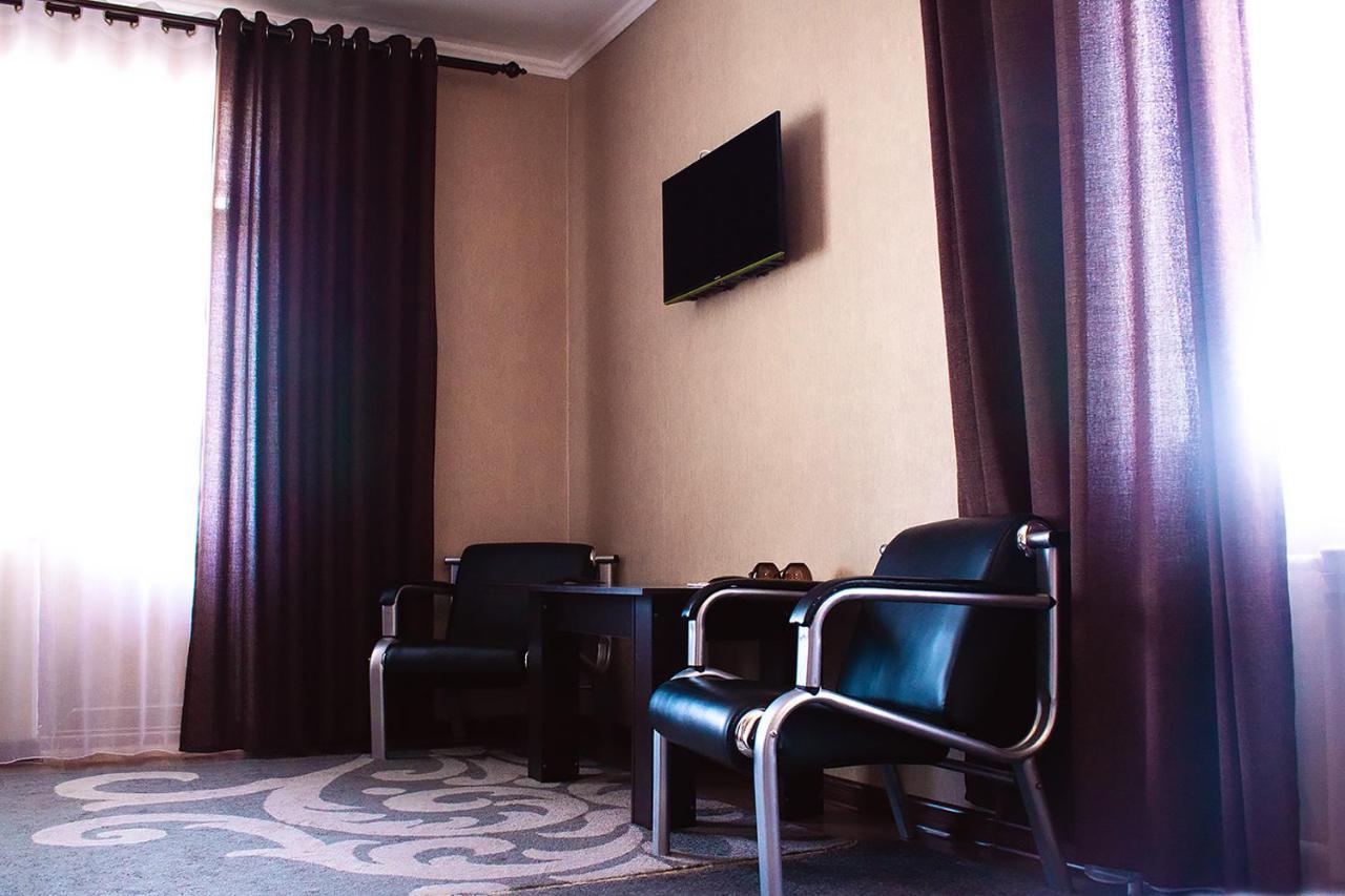 Hotel Akmaral Каракол Екстериор снимка