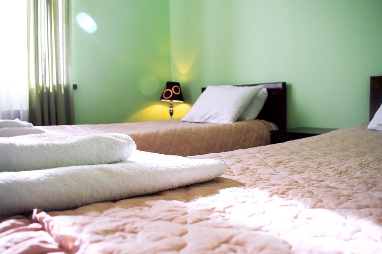Hotel Akmaral Каракол Екстериор снимка